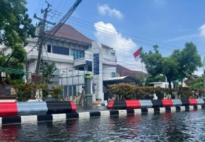 Kondisi Kantor Cabang Bank Jateng Demak yang masih tergenang air, membuat manajemen mengerahkan layanan keliling kepada nasabah.