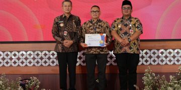 Pemerintah Kabupaten Wonogiri memberikan penghargaan kepada Bank Jateng atas kontribusi dalam mendukung program prioritas pembangunan infrastruktur air yang diserahkan langsung oleh Bupati Wonogiri kepada Bank Jateng di Pendopo Rumah Dinas Bupati Wonogiri, Rabu (18/12/2025)