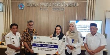 Guna mengaklerasi peningkatan pendapatan asli daerah (PAD), Bank Jateng Cabang Brebes menyerahkan sebuah unit kendaraan roda empat Toyota Rush GR kepada Pemerintah Kabupaten (Pemkab) Brebes.