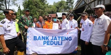 Bank Jateng membantu warga terdampak bencana tanah gerak di Dukuh Kali Kloneng, Dukuhbenda Kecamatan Bumijawa Kabupaten Tegal.