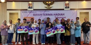 Berawal dari setoran rutin dan biaya administrasi yang tidak sampai Rp 10 ribu, empat nasabah Bank Jateng di Kota Tegal mendapat hadiah undian Tabungan Bima masing-masing Rp 15 juta.