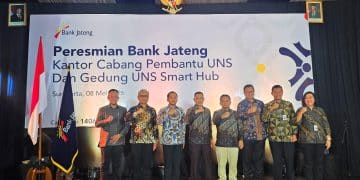 Bank Jateng meresmikan Kantor Cabang Pembantu (KCP) UNS dan Gedung UNS Smart, sebagai wujud komitmen menghadirkan layanan keuangan yang semakin dekat dengan dunia pendidikan serta mendukung pengembangan ekosistem akademik modern.